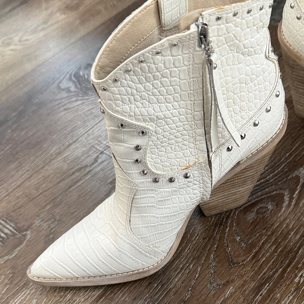 Sam Edelman, White Croc-Embossed Western Ankle Boots with Stud Details, 9.5 - Picture 4 of 11
